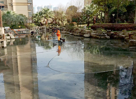 台儿庄景观池淤泥清理