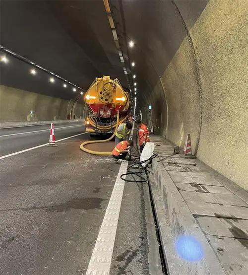 台儿庄隧道排水渠清淤